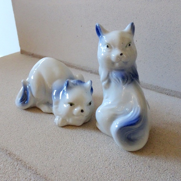 Set of 2 Collectible Blue & White Porcelain Ceramic Cat Figurines - Picture 8 of 10